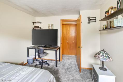 7005 Edgecliff Drive Parma OH 44134