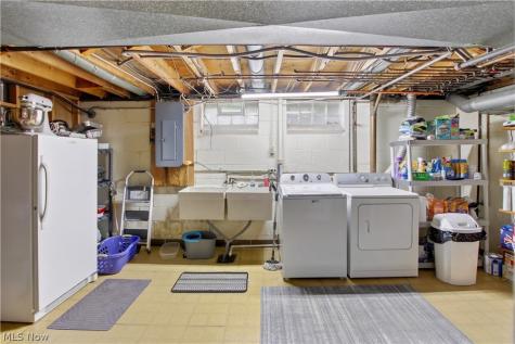 7005 Edgecliff Drive Parma OH 44134