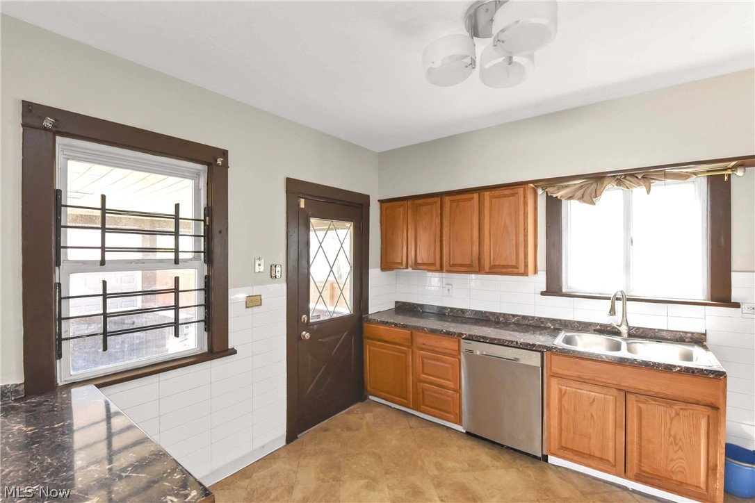 2037 Bunts Road Lakewood OH 44107