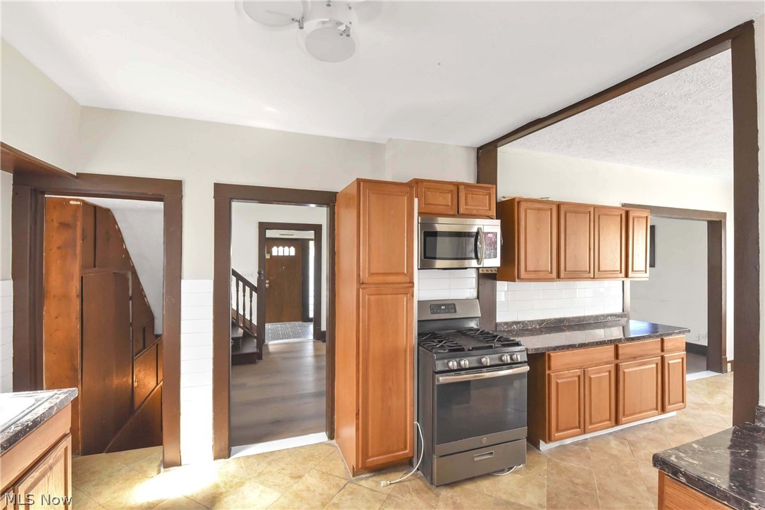 2037 Bunts Road Lakewood OH 44107