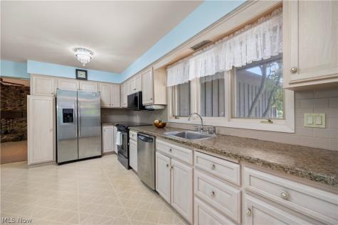 8636 Scarlet Oak Lane Parma OH 44130