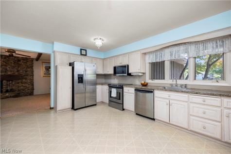 8636 Scarlet Oak Lane Parma OH 44130