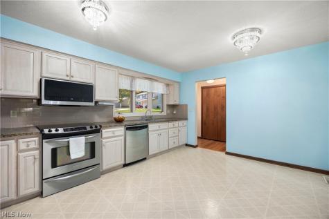 8636 Scarlet Oak Lane Parma OH 44130