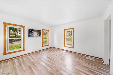 192 1st Street NE Barberton OH 44203