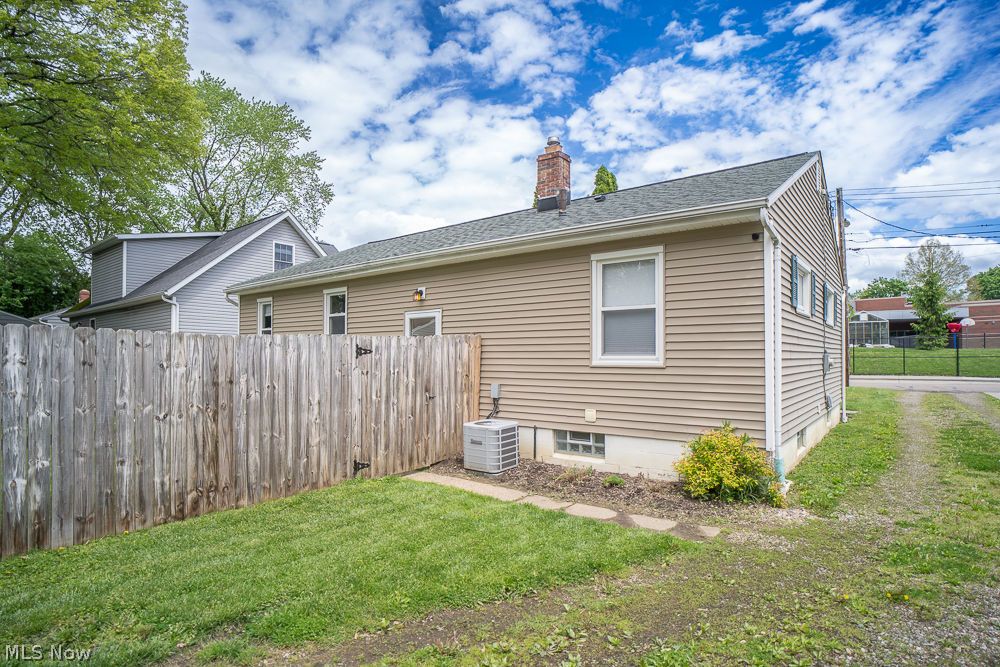 284 Mcdowell Avenue Akron OH 44313