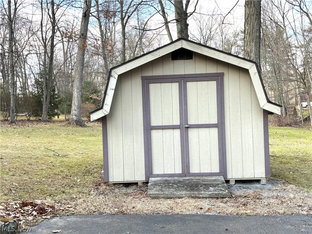 42900 Woodvale Lane Columbiana OH 44408