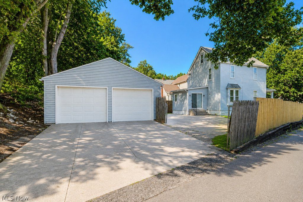 2156 7th Street SW Akron OH 44314