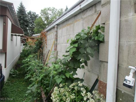 8209 Russell Lane Cleveland OH 44144