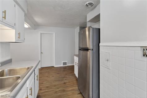 5571 Oakwood Avenue Maple Heights OH 44137