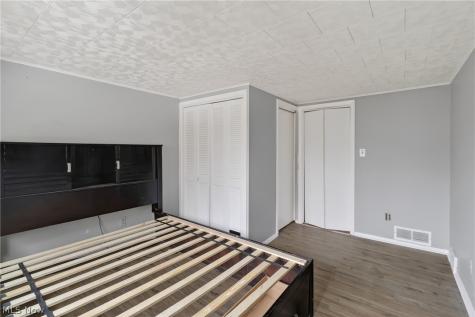 5571 Oakwood Avenue Maple Heights OH 44137