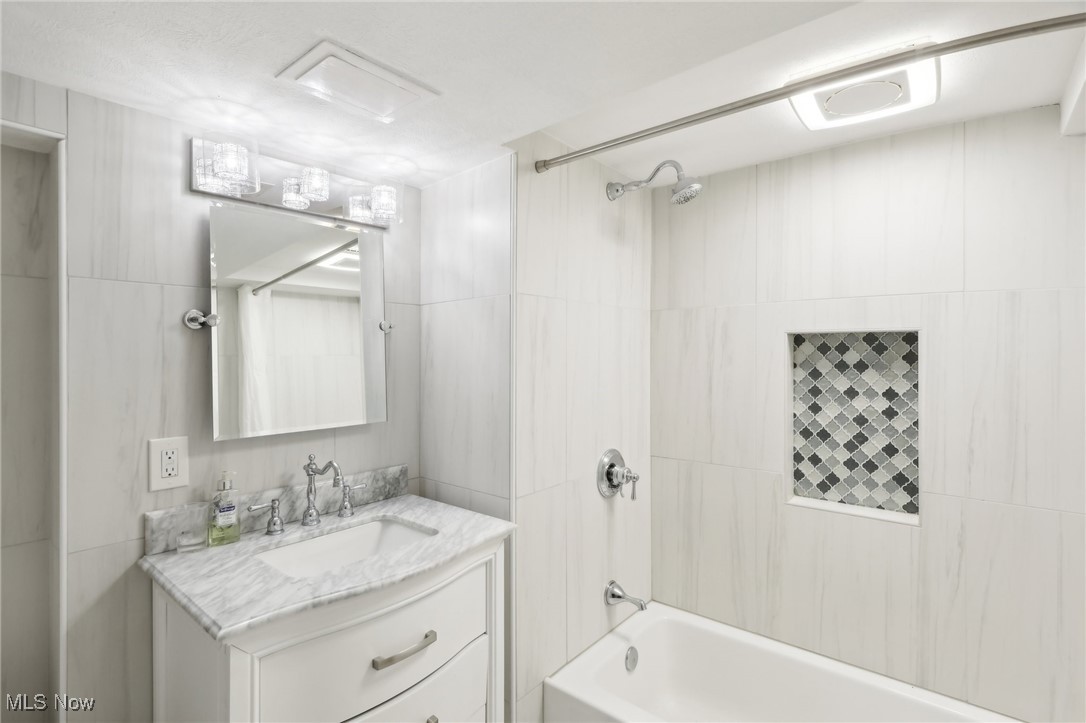 1688 Oakwood Drive Cleveland Heights OH 44121