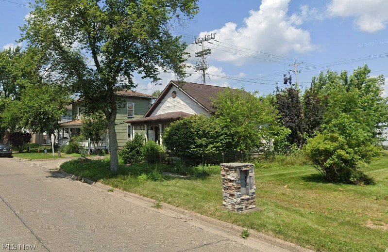 319 E 5th Street Uhrichsville OH 44683