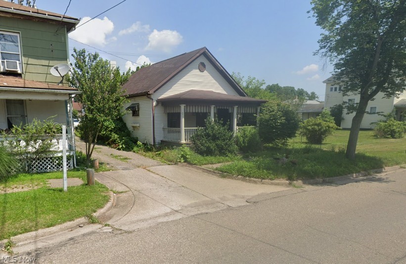 319 E 5th Street Uhrichsville OH 44683