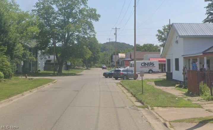 319 E 5th Street Uhrichsville OH 44683