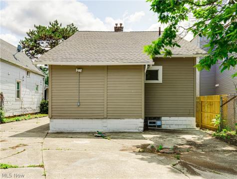12407 Farringdon Avenue Cleveland OH 44105