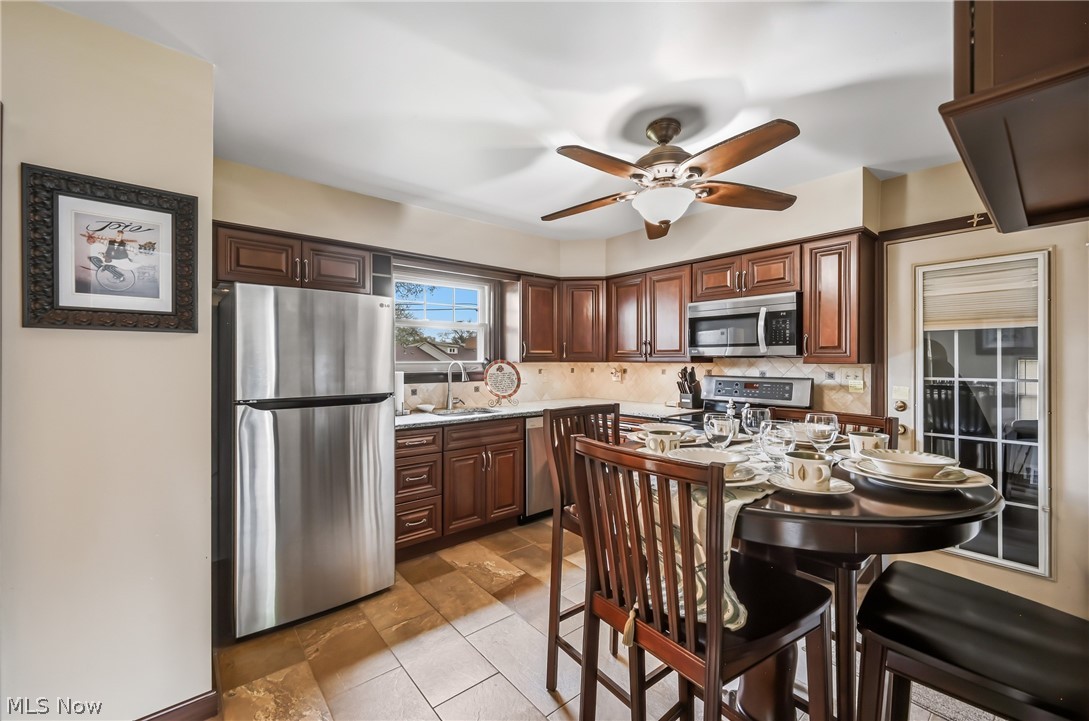 546 Perkinswood Boulevard NE Warren OH 44483