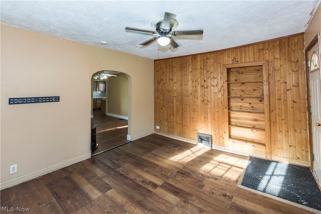 143 E Central Avenue Ravenna OH 44266
