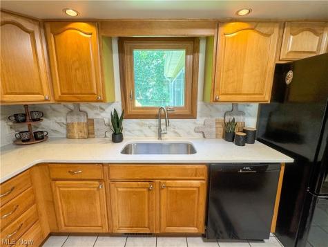2057 Burning Tree Lane Youngstown OH 44505