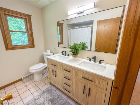2057 Burning Tree Lane Youngstown OH 44505