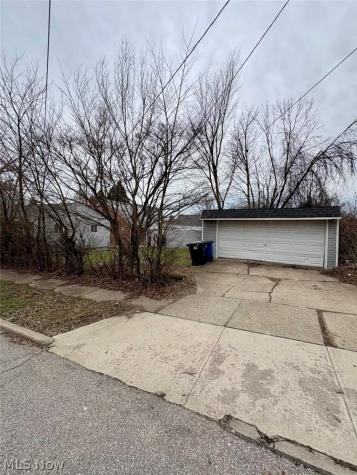 4609 Lee Road Cleveland OH 44128