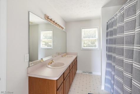 19332 Timber Creek Circle Strongsville OH 44136
