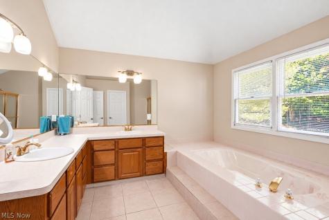 19332 Timber Creek Circle Strongsville OH 44136