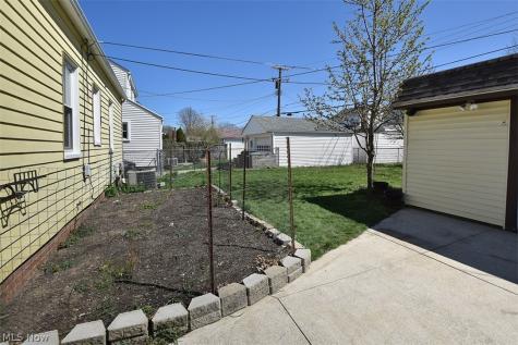 2929 Commonwealth Drive Parma OH 44134