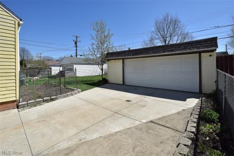 2929 Commonwealth Drive Parma OH 44134