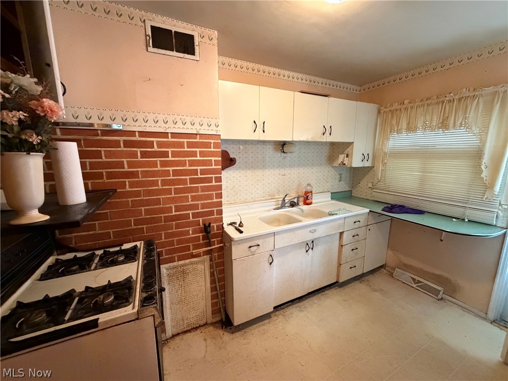 1936 Clermont Avenue NE Warren OH 44483