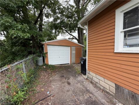 1152 E 147th Street Cleveland OH 44110