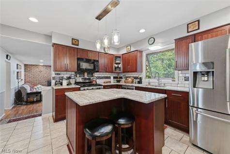 305 Parkland Oval Brunswick OH 44212