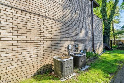 2422 Chestnut Boulevard Cuyahoga Falls OH 44223