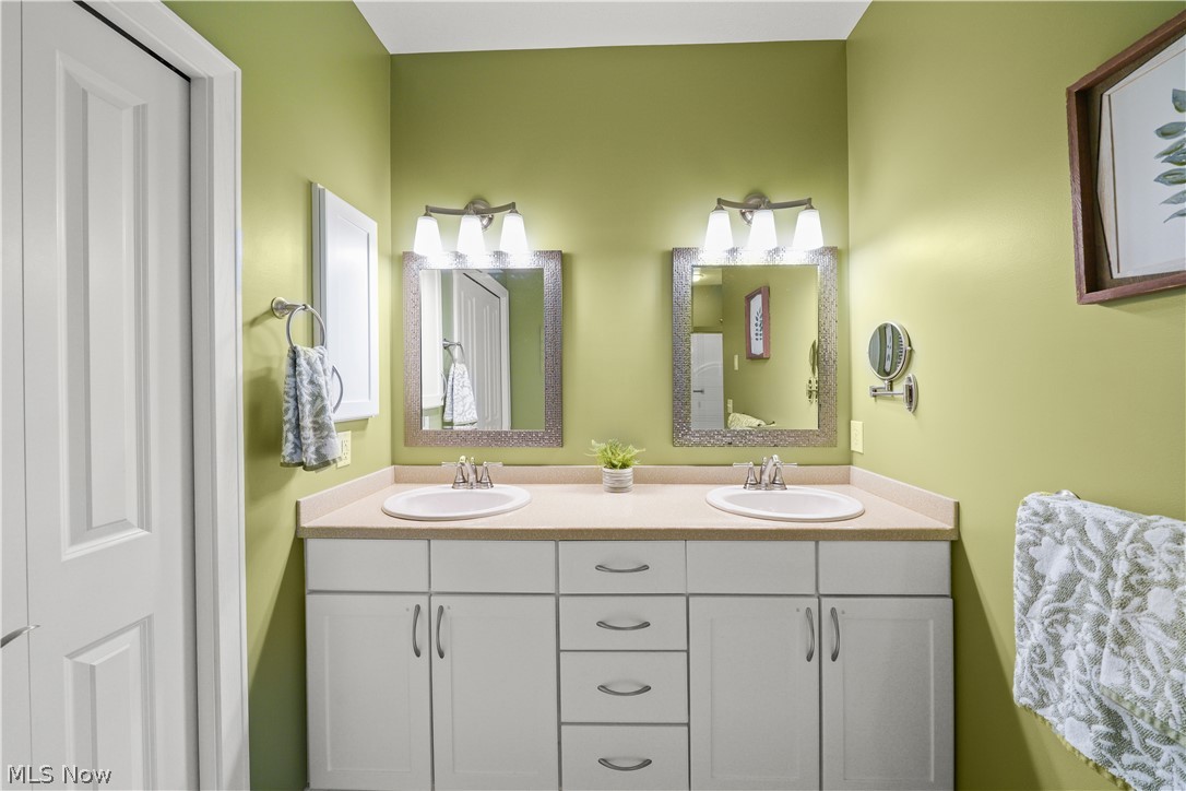 953 Outrigger Cove Painesville OH 44077