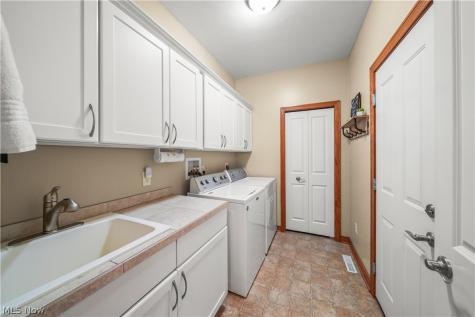 953 Outrigger Cove Painesville OH 44077