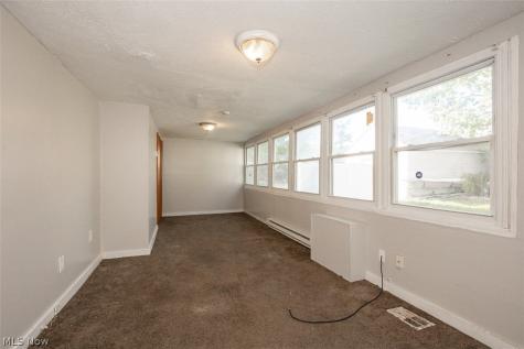 18761 Raymond Street Maple Heights OH 44137