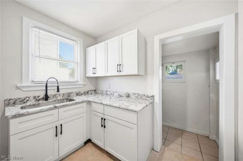 1524 E 221st Street Euclid OH 44117
