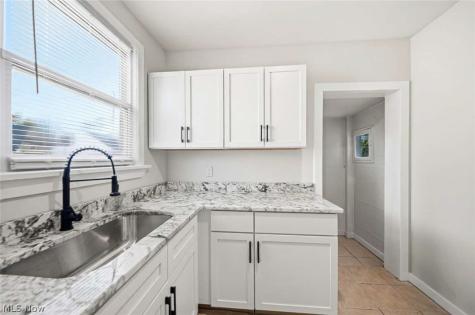 1524 E 221st Street Euclid OH 44117