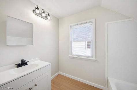 1524 E 221st Street Euclid OH 44117