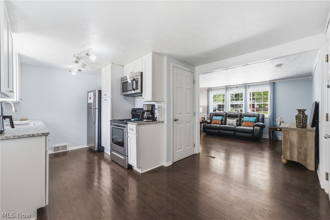 6330 Peach Street Louisville OH 44641