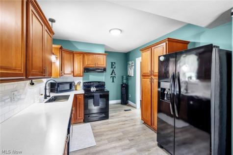 13 Cliftwood Street NE Navarre OH 44662