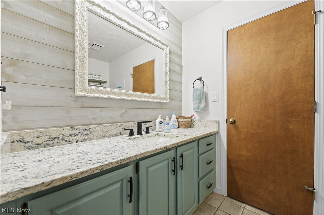 8212 Timber Trail Chagrin Falls OH 44023
