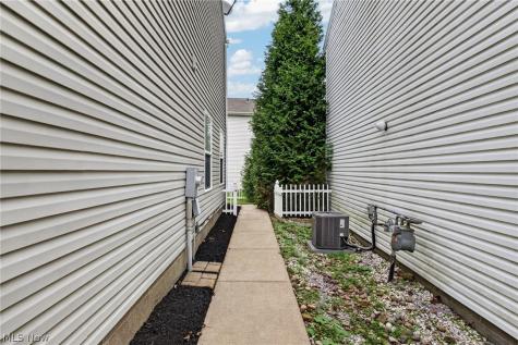 1115 Oxford Circle Akron OH 44312