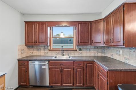 16420 Parklawn Avenue Middleburg Heights OH 44130