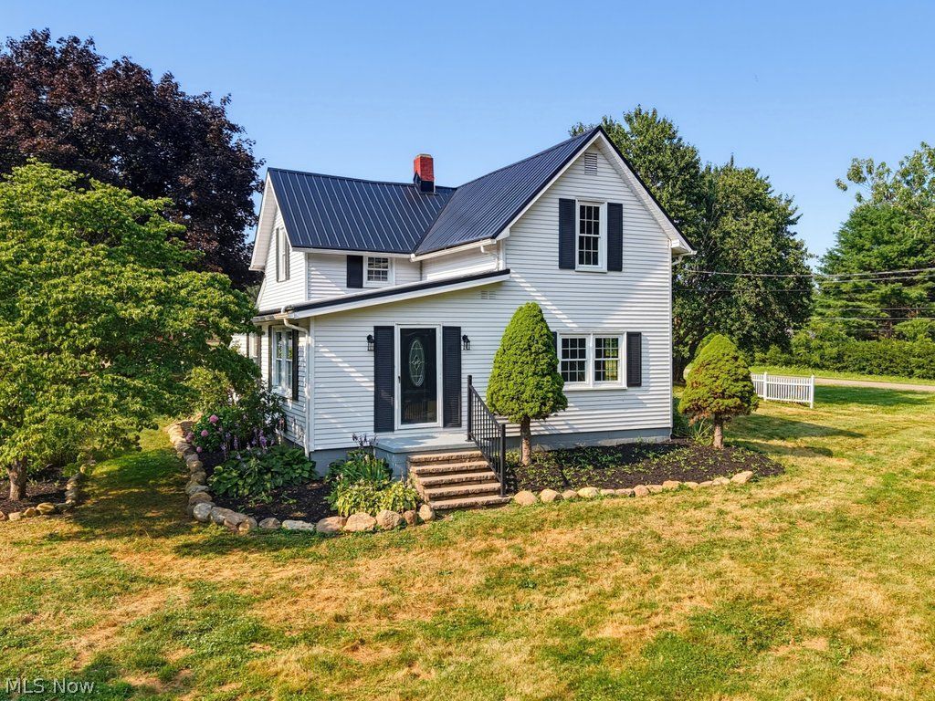 3477 Kinsley Drive NE Hartville OH 44632