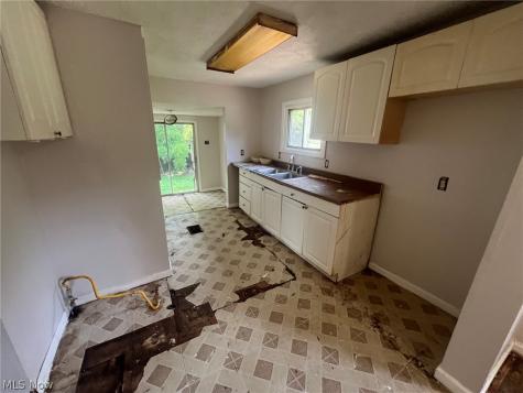 212 Pauline Avenue Akron OH 44312
