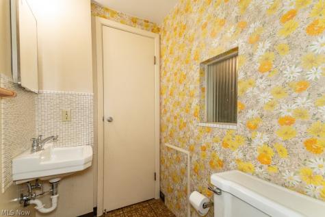 73 E Parkleigh Drive Seven Hills OH 44131