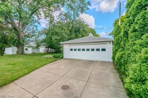 73 E Parkleigh Drive Seven Hills OH 44131