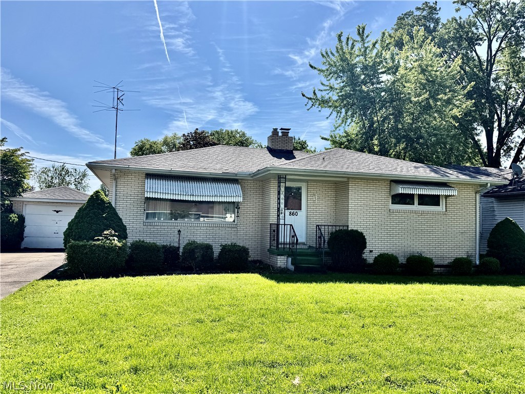 860 Adelaide Avenue NE Warren OH 44483