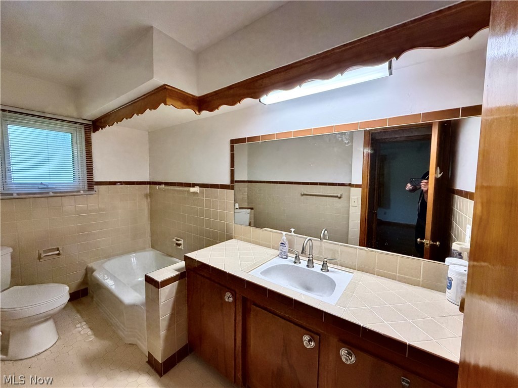 860 Adelaide Avenue NE Warren OH 44483
