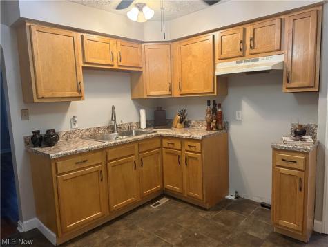 5469 Thomas Street Maple Heights OH 44137
